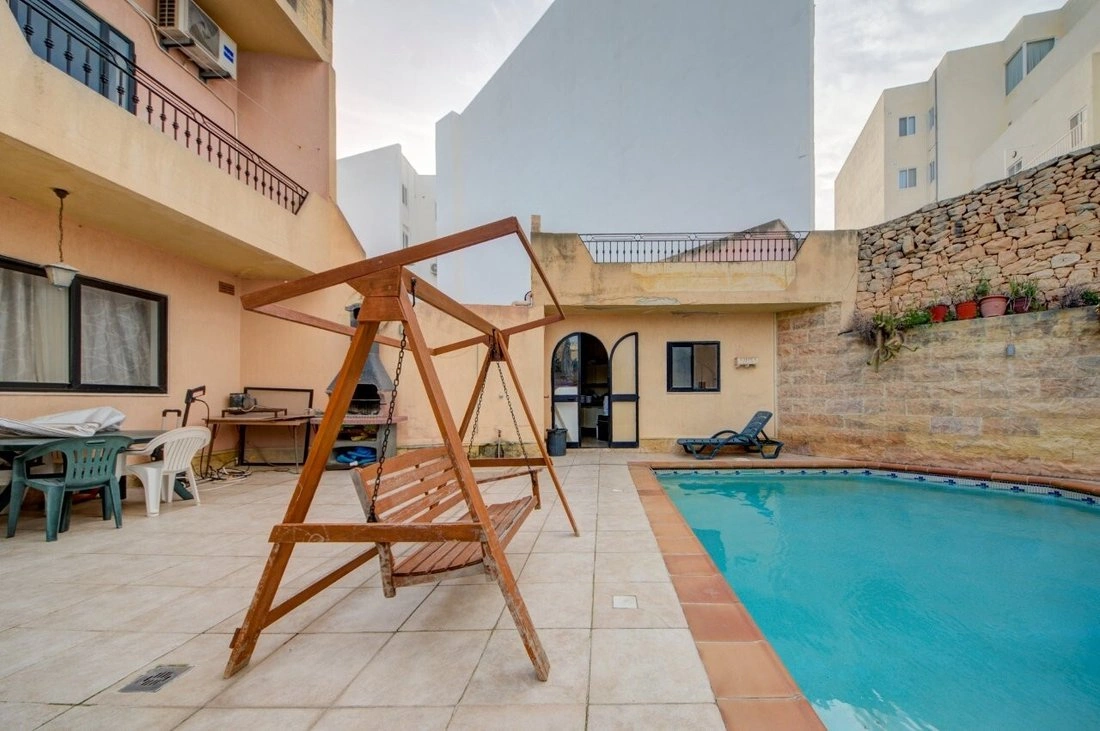 马耳他比尔基卡拉带城市景观的3+1住宅