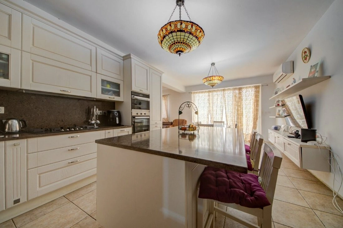 马耳他比尔基卡拉带城市景观的3+1住宅