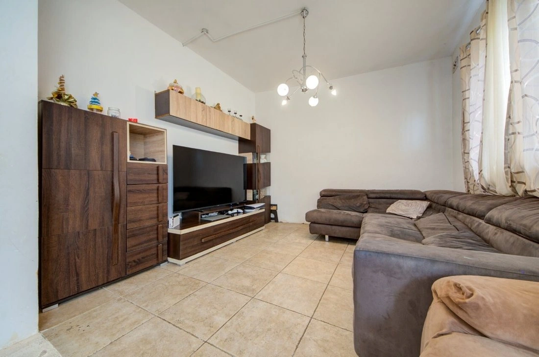 马耳他比尔基卡拉带城市景观的3+1住宅