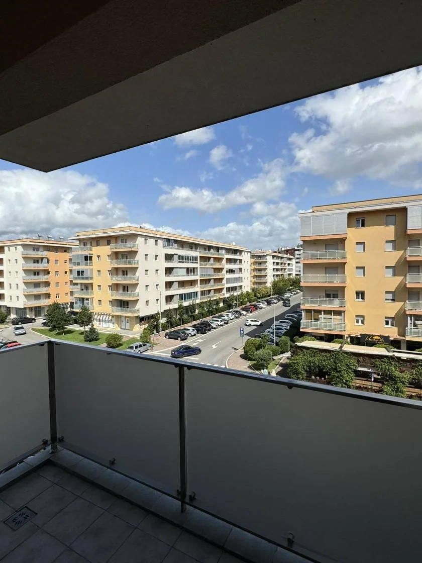 पोडगोरिड़ा, मोंटेनेग्रो में दो तरास के साथ 103 मी² का आरामदायक अपार्टमेंट