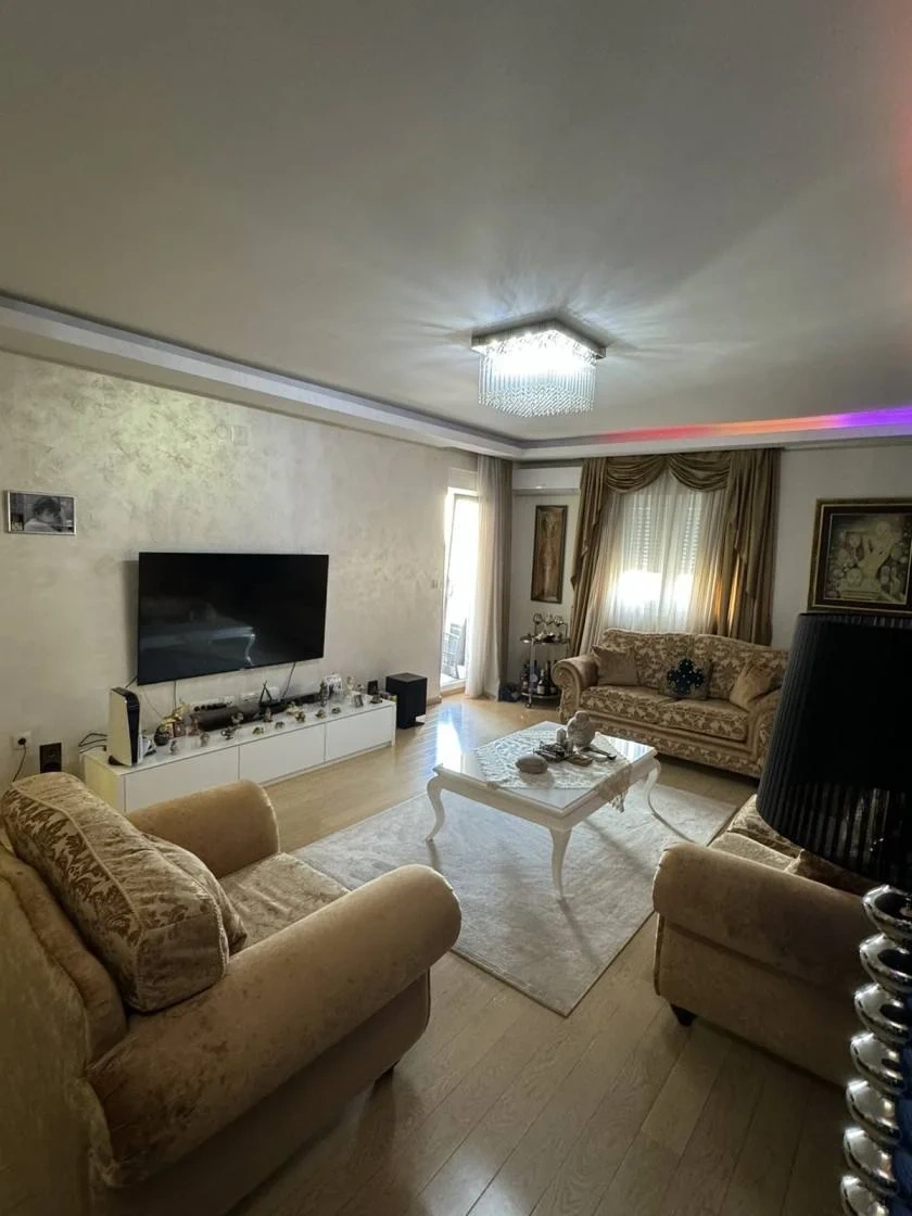 पोडगोरिड़ा, मोंटेनेग्रो में दो तरास के साथ 103 मी² का आरामदायक अपार्टमेंट