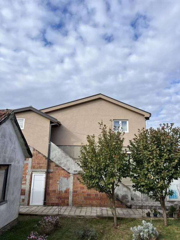 منزل واسع 300 م2 مع حديقة في بودغوريتسا، مونتينيغرو