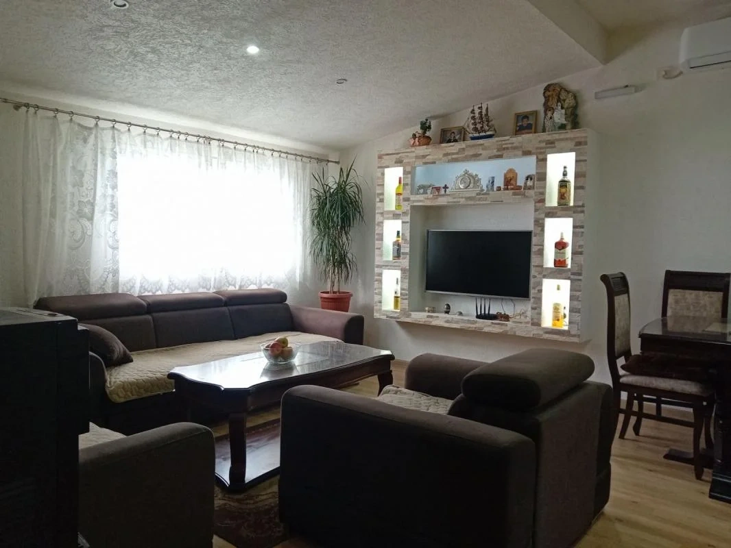 منزل واسع 300 م2 مع حديقة في بودغوريتسا، مونتينيغرو