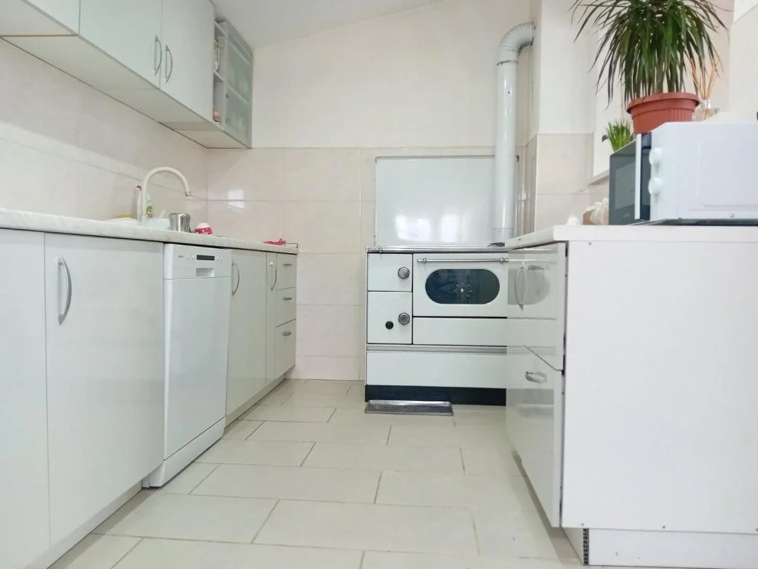 منزل واسع 300 م2 مع حديقة في بودغوريتسا، مونتينيغرو