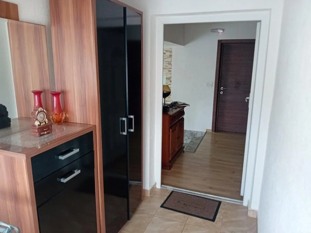 منزل واسع 300 م2 مع حديقة في بودغوريتسا، مونتينيغرو