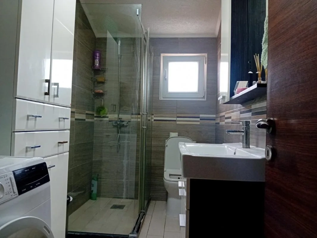 منزل واسع 300 م2 مع حديقة في بودغوريتسا، مونتينيغرو