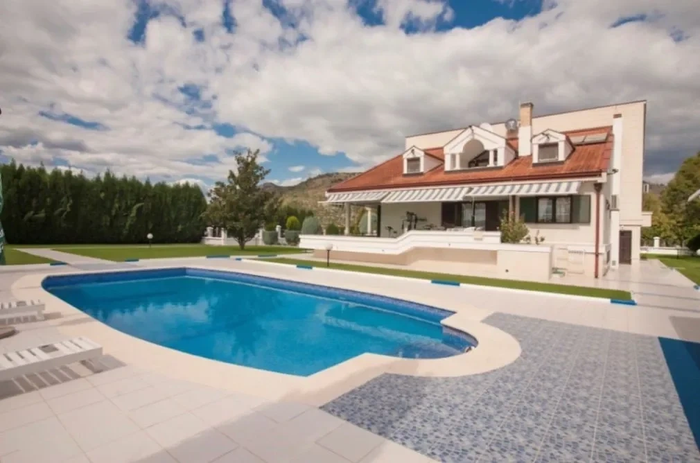 فيلا مشرقة بمساحة 960 م2 مفروشة في بودغوريتسا، الجبل الأسود