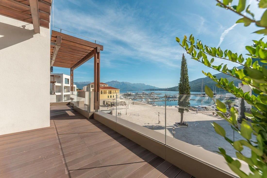 Elegante attico di 156 m2 con vista panoramica sul porto di Igalo, Montenegro
