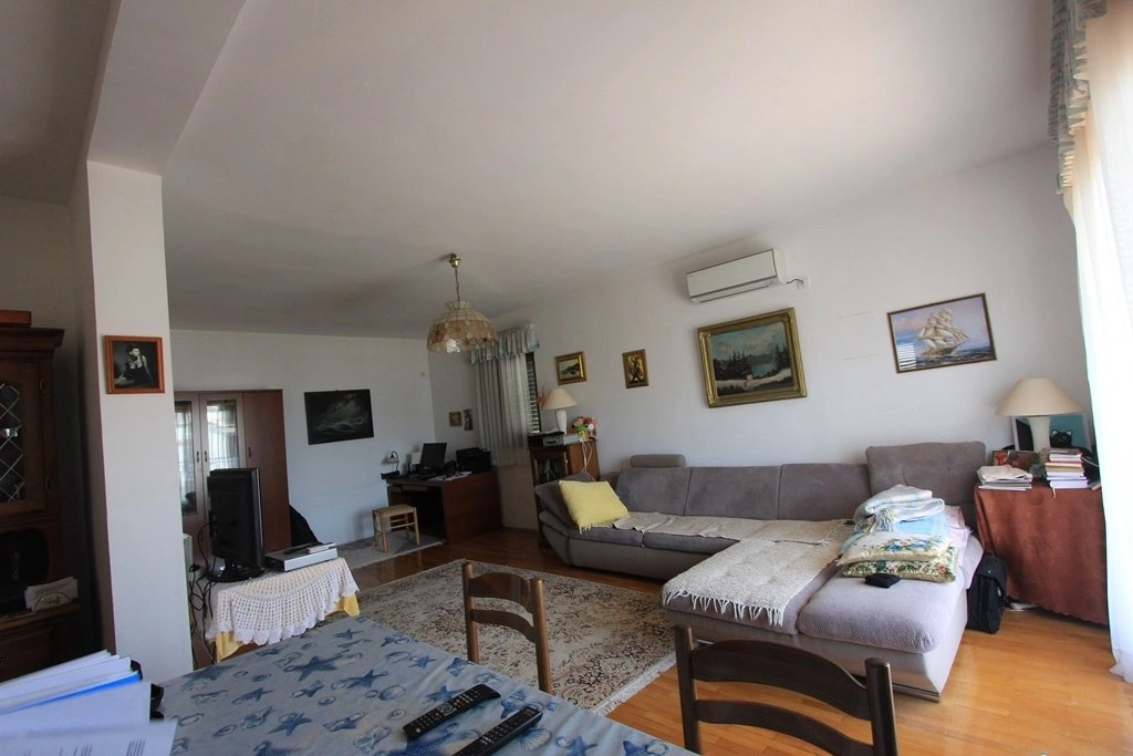 منزل عائلي بمساحة 210 متر مربع مع حديقة كبيرة في باوسيكي، مونتينيغرو