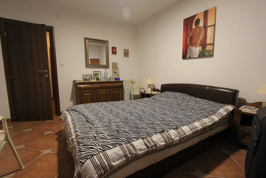 منزل عائلي بمساحة 210 متر مربع مع حديقة كبيرة في باوسيكي، مونتينيغرو