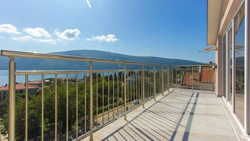 Gemütliche Wohnung 92 m² mit Meerblick in Baosici, Montenegro