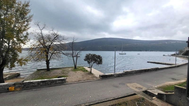 बाओसिसी, मोंटेनेग्रो में तटीय नगर में 64 मी² का आरामदायक अपार्टमेंट