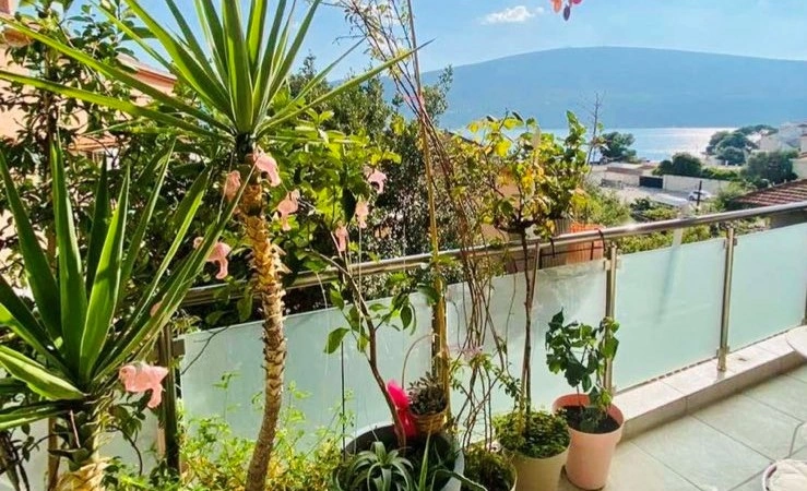 समुद्र तट के पास 83 m2 का उज्ज्वल अपार्टमेंट बाओसीसी, मोंटेनेग्रो में