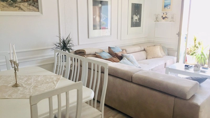 समुद्र तट के पास 83 m2 का उज्ज्वल अपार्टमेंट बाओसीसी, मोंटेनेग्रो में