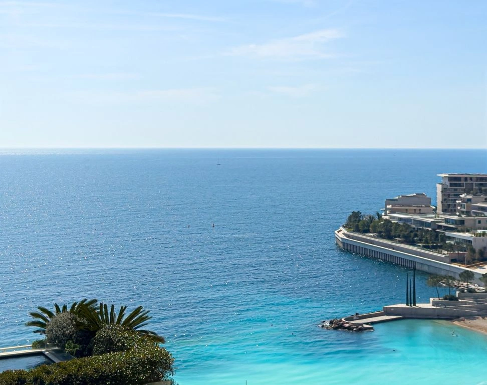 在摩纳哥拉尔沃托海滩旁的一处独特180平方米公寓