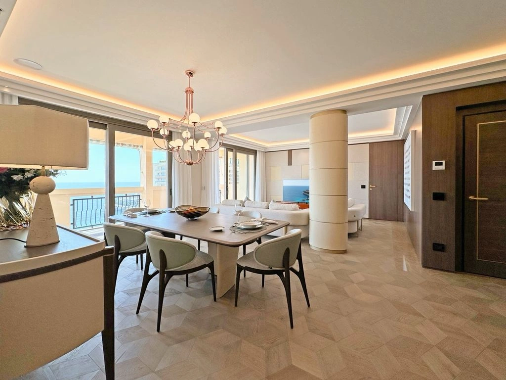 在摩纳哥拉尔沃托海滩旁的一处独特180平方米公寓