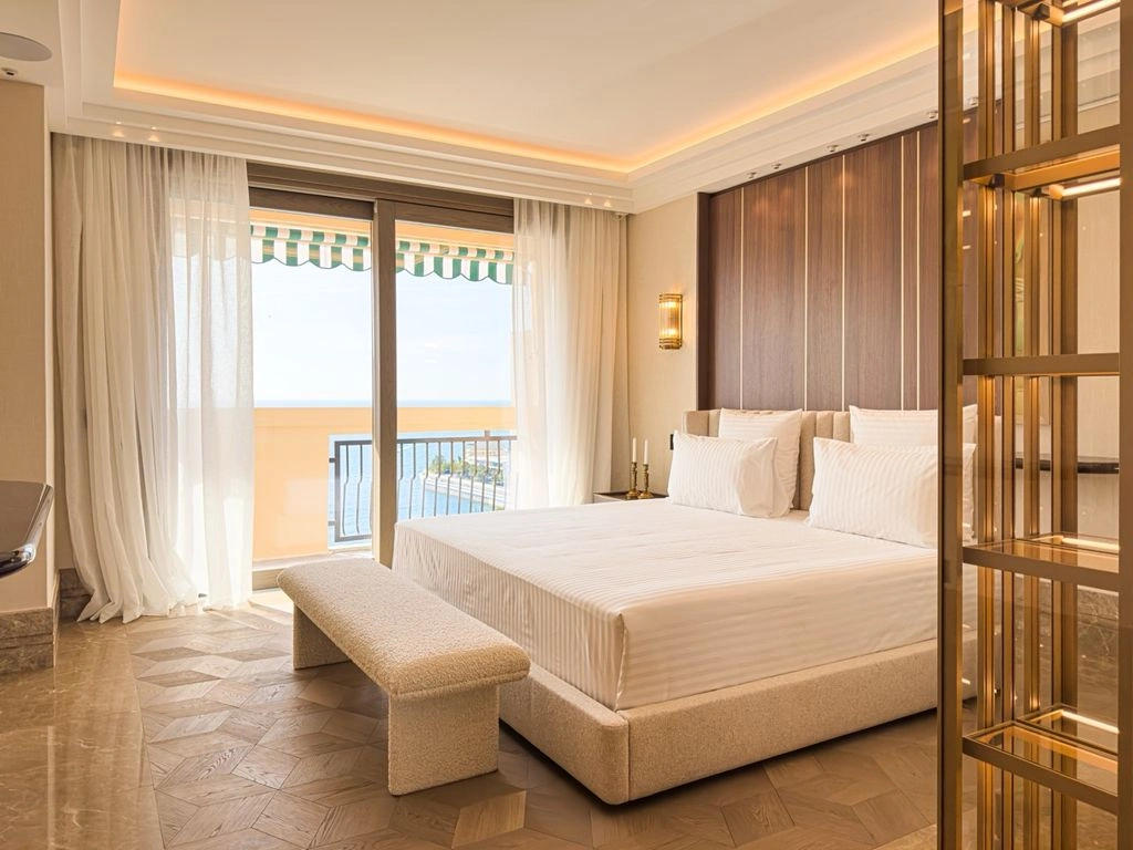 在摩纳哥拉尔沃托海滩旁的一处独特180平方米公寓