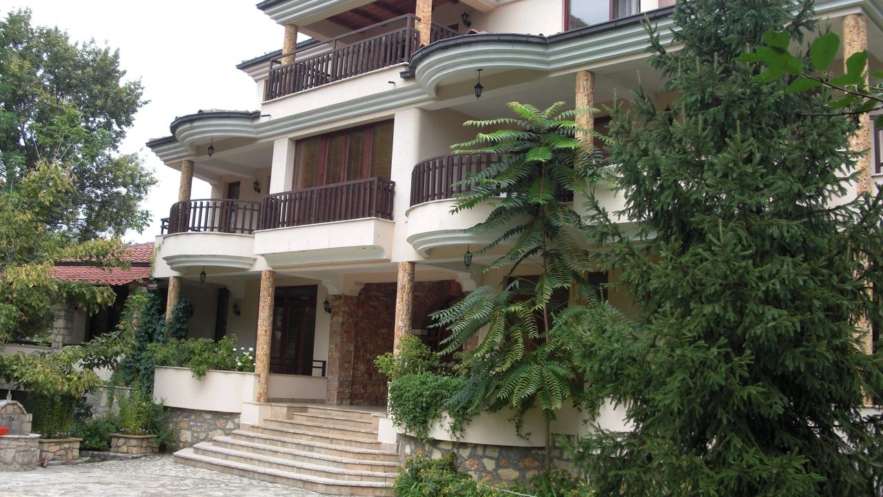 Üsküp, Kuzey Makedonya'da açık otoparklı 10+1 ev
