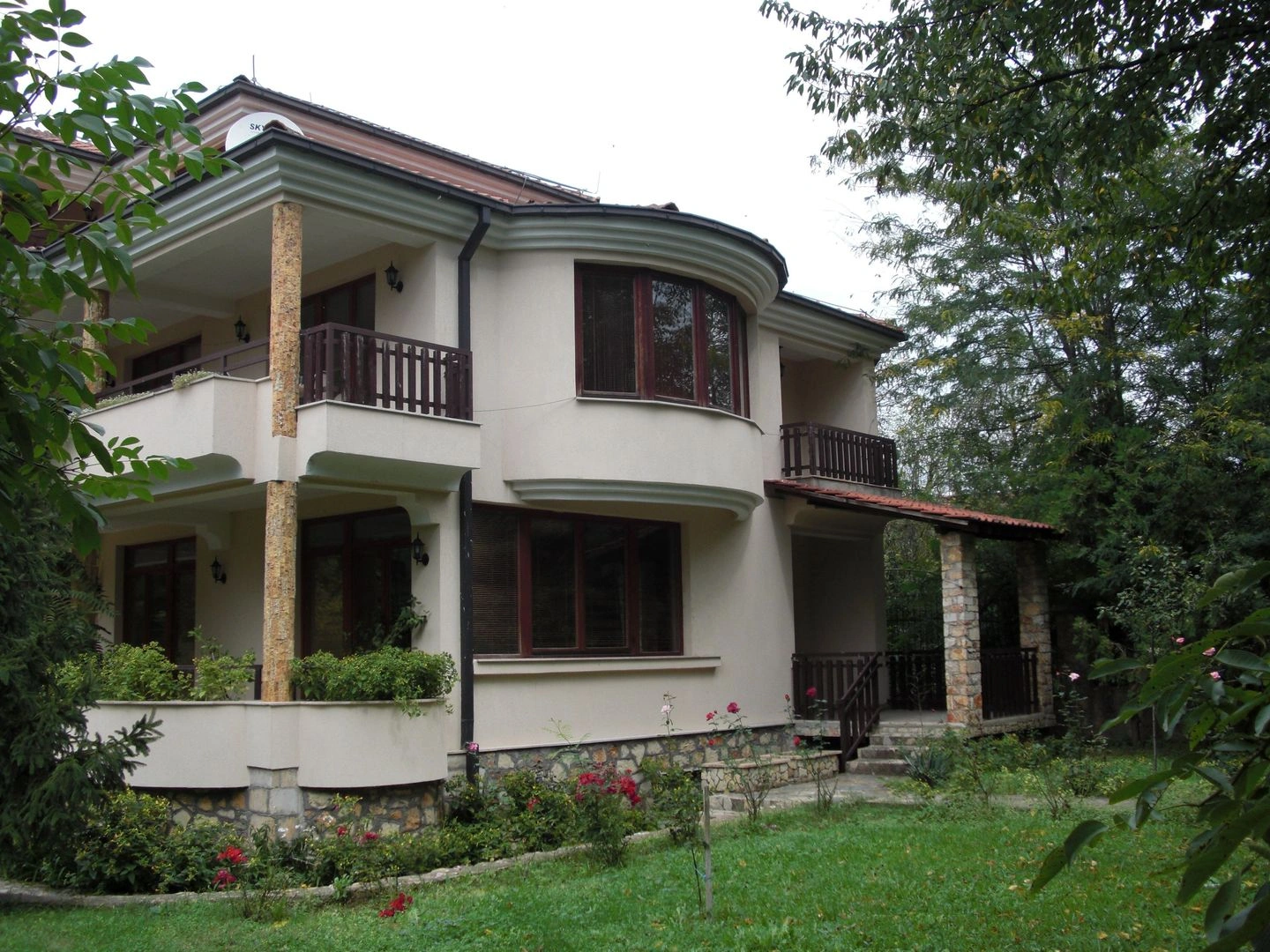Üsküp, Kuzey Makedonya'da açık otoparklı 10+1 ev