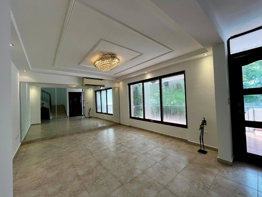 Casa serena 4+1 en Ciudad de Panamá, Panamá