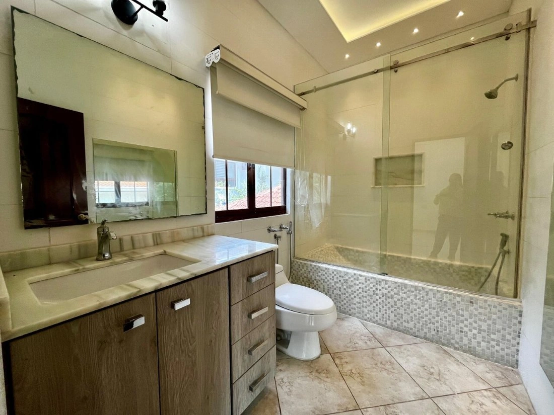 Casa serena 4+1 en Ciudad de Panamá, Panamá