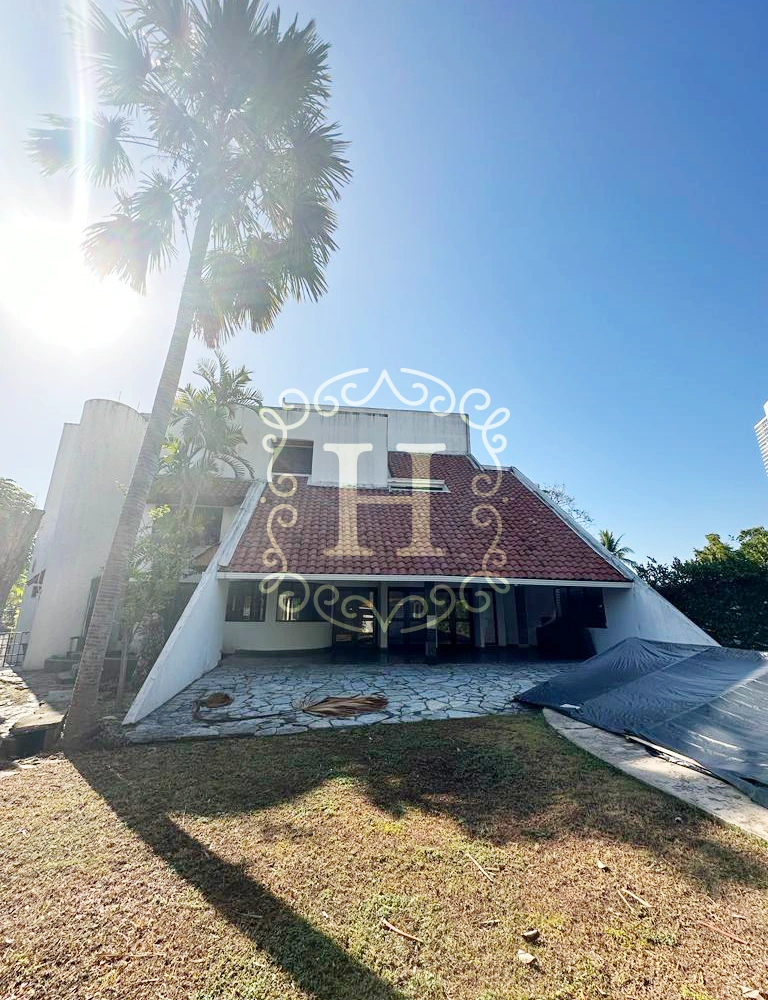 Spacious 5-bedroom house in Panama City, Panama