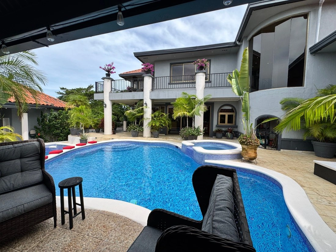 منزل بمساحة 935 m2 مع حديقة في بوقيتي، بنما