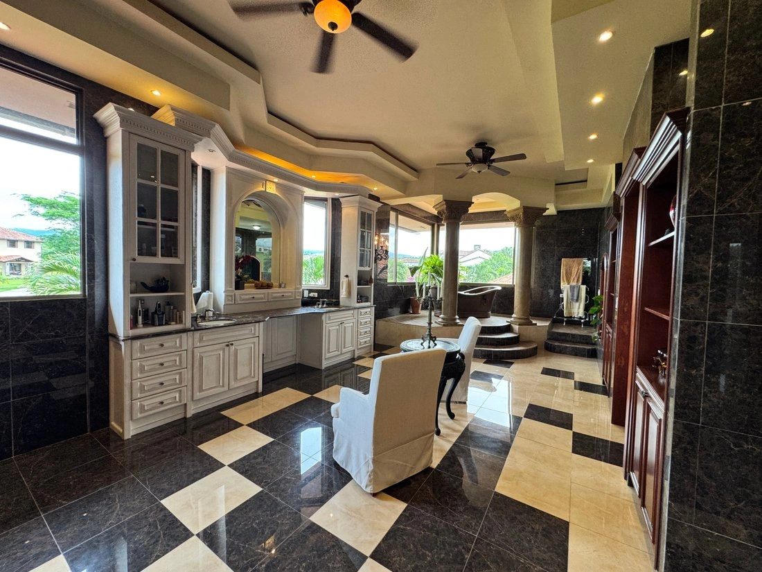 منزل بمساحة 935 m2 مع حديقة في بوقيتي، بنما