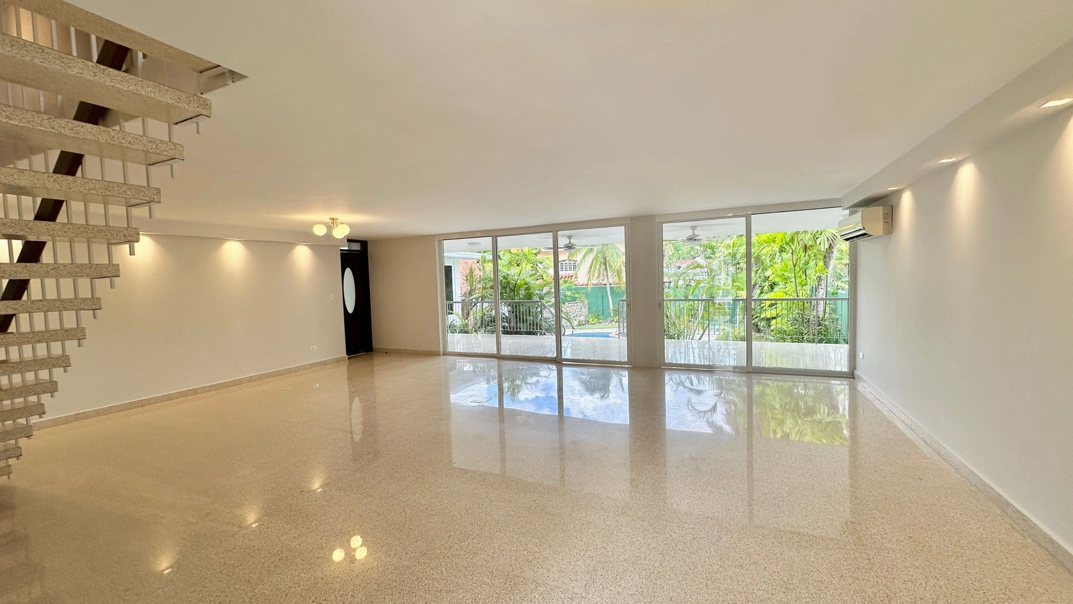 منزل بمساحة 425 m² مع مسبح مفتوح في سان ميغيليتو، بنما