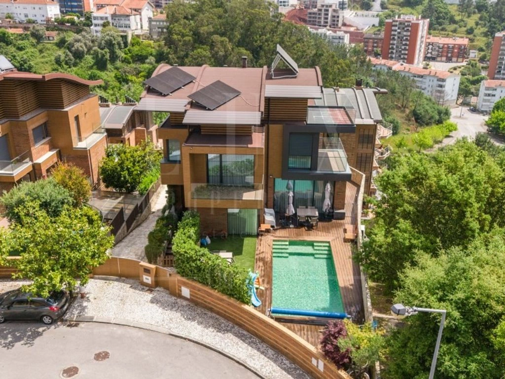 带露台的设计师别墅,476平方米,位于葡萄牙科英布拉