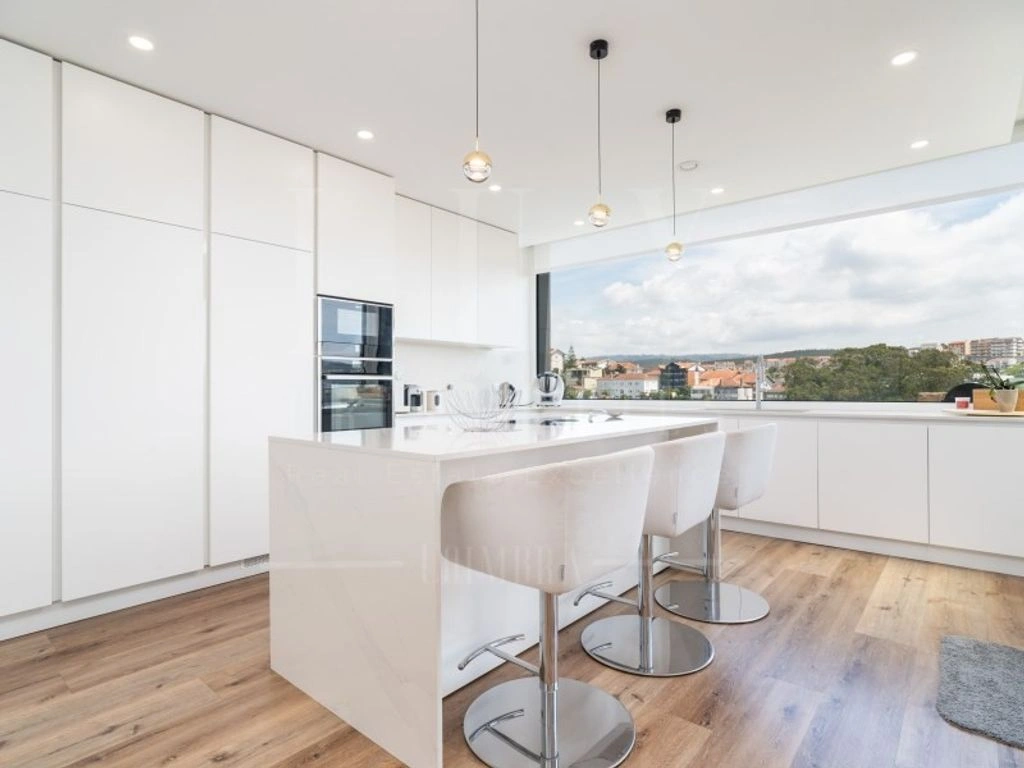 带露台的设计师别墅,476平方米,位于葡萄牙科英布拉