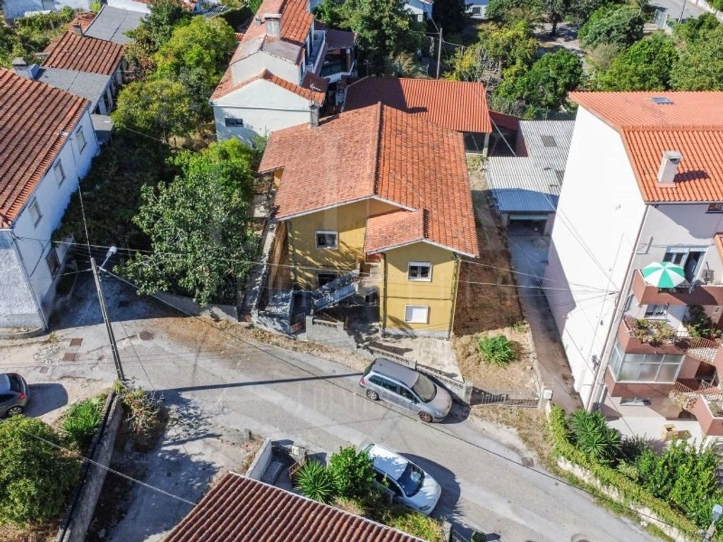 منزل بمساحة 208 م² مقسّم إلى شقتين في كويمبرا، البرتغال