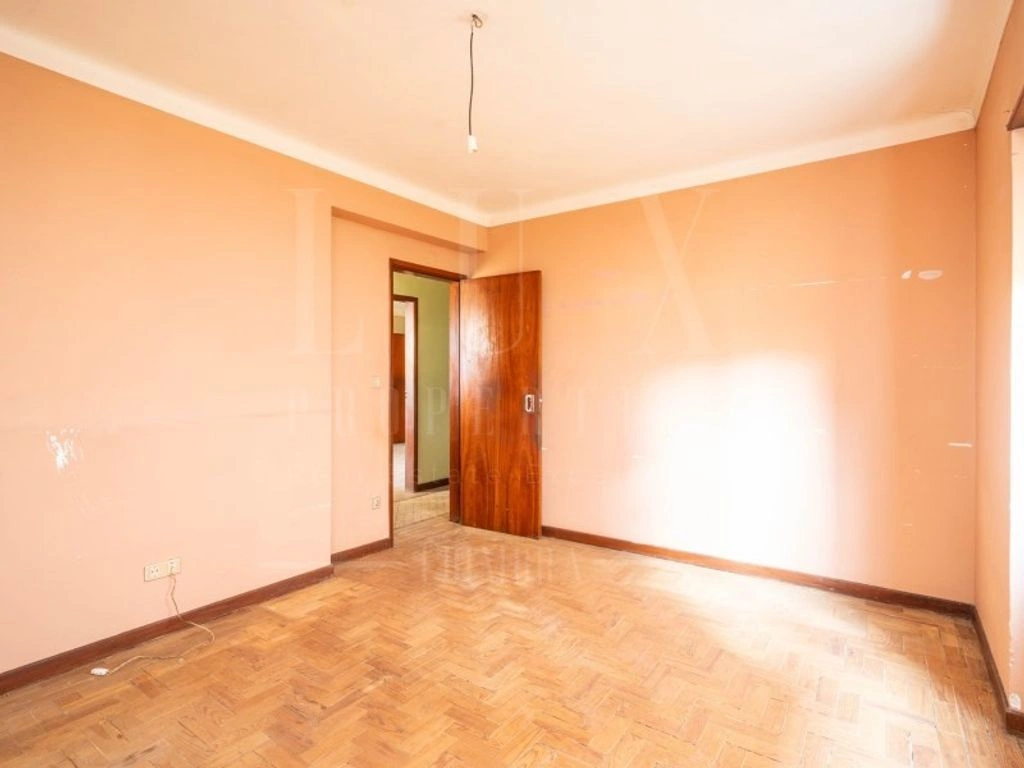 منزل بمساحة 208 م² مقسّم إلى شقتين في كويمبرا، البرتغال