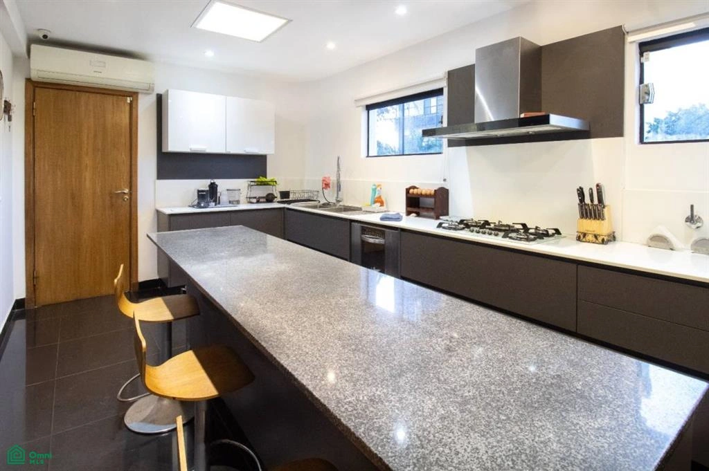 Casa 6+1 con oficina en Asunción, Paraguay