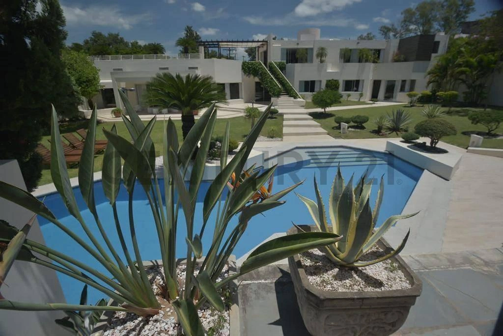 House 962 m2 with open pool in Asuncion, Paraguay