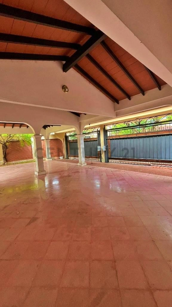 巴拉圭亚松森带花园的 1200 m2 房屋