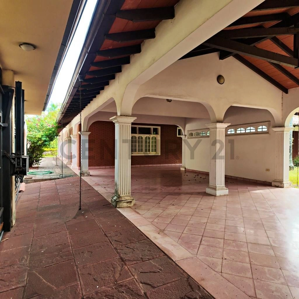 巴拉圭亚松森带花园的 1200 m2 房屋