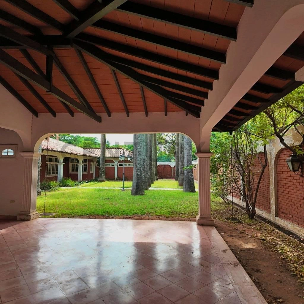 巴拉圭亚松森带花园的 1200 m2 房屋