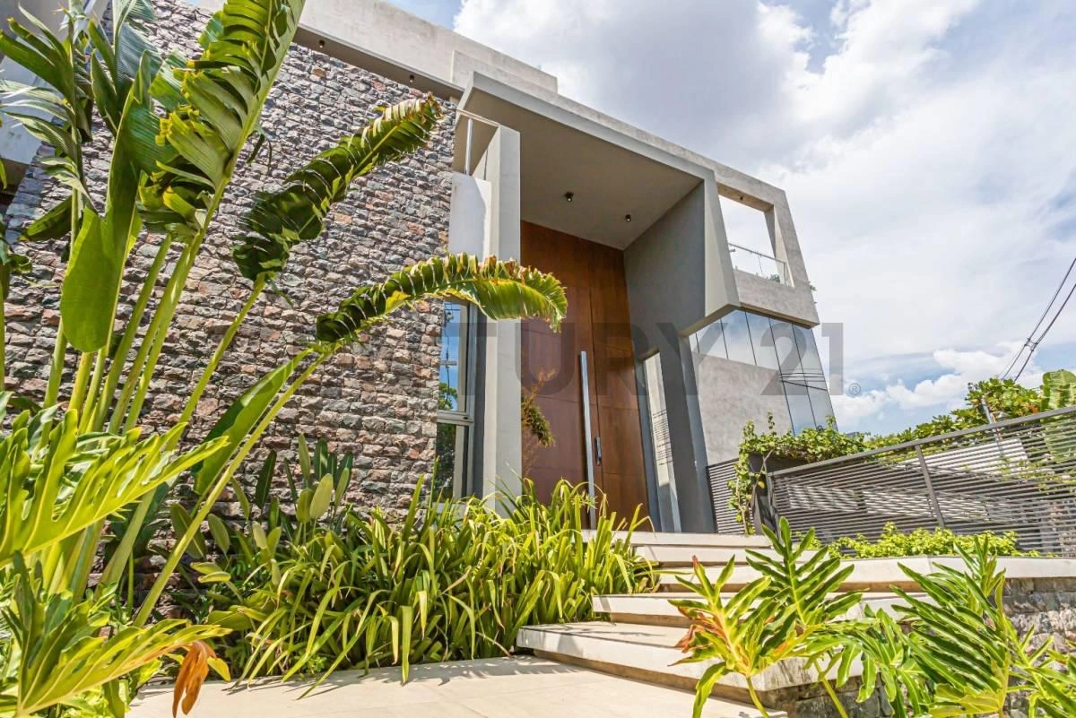 Casa 4+1 con piscina al aire libre en Asunción, Paraguay