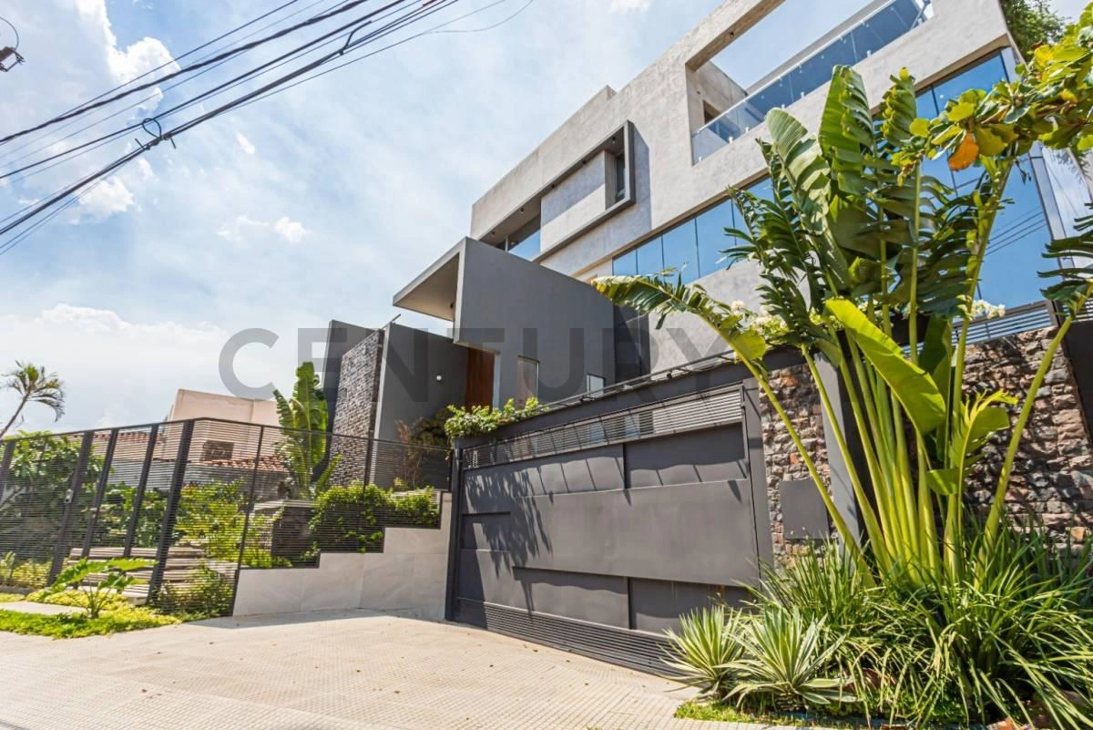 Casa 4+1 con piscina al aire libre en Asunción, Paraguay