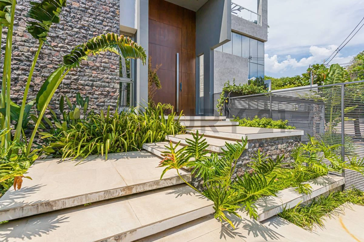 Casa 4+1 con piscina al aire libre en Asunción, Paraguay