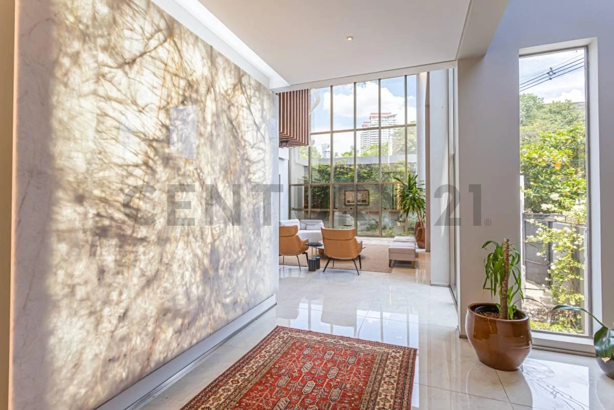 Casa 4+1 con piscina al aire libre en Asunción, Paraguay