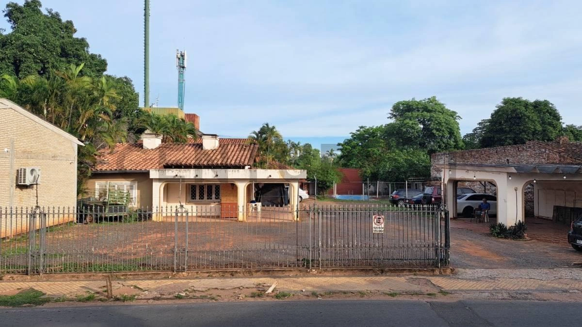 House 4+1 with parking in San Lorenzo, Paraguay