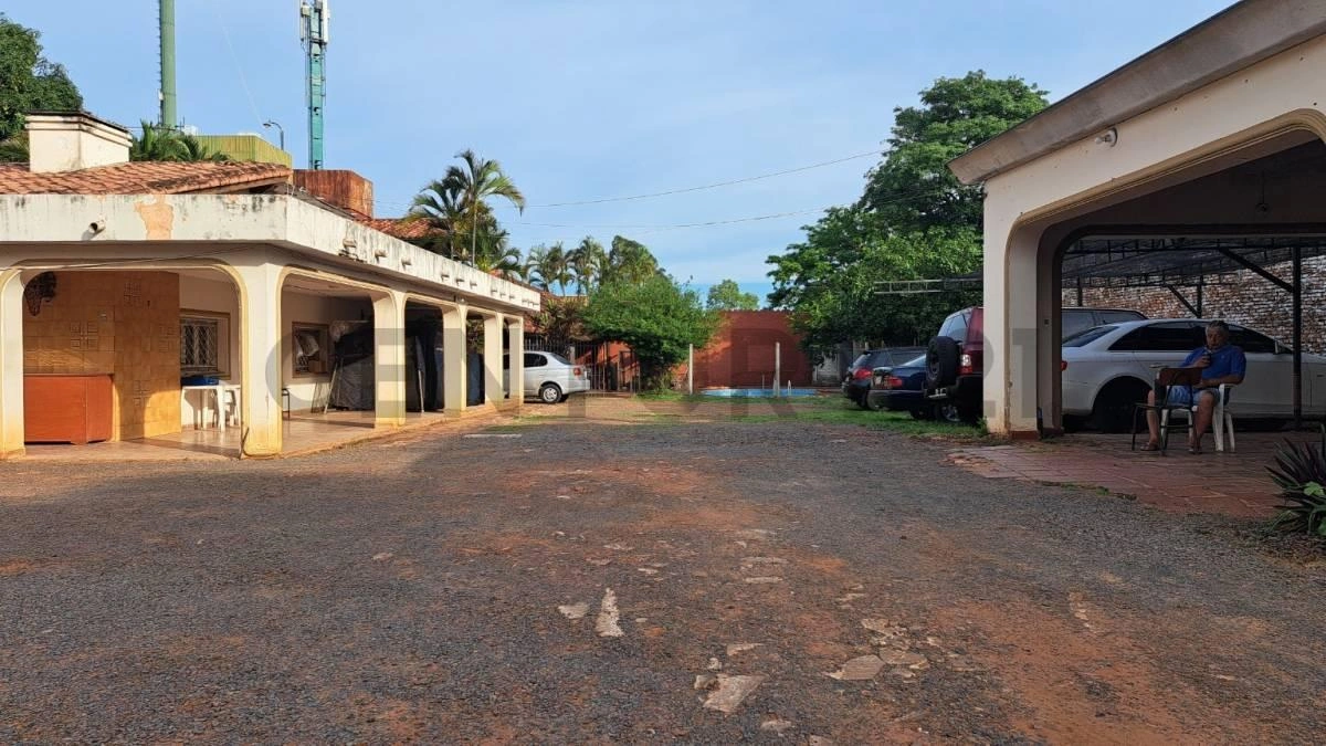 House 4+1 with parking in San Lorenzo, Paraguay