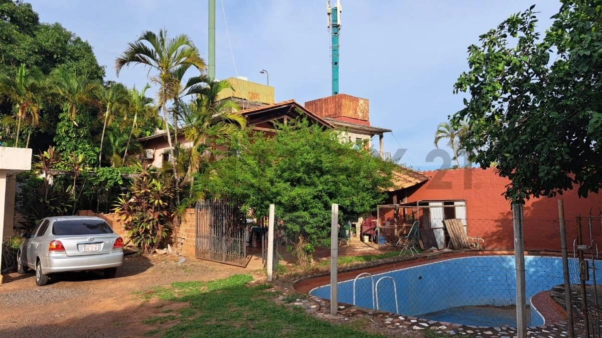 House 4+1 with parking in San Lorenzo, Paraguay
