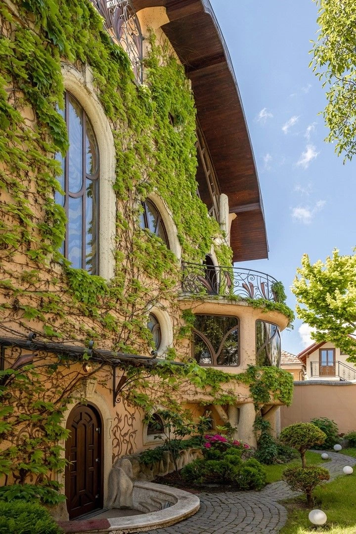 منزل فاخر بمساحة 446 متر مربع بالقرب من مركز كلوج-نابوكا