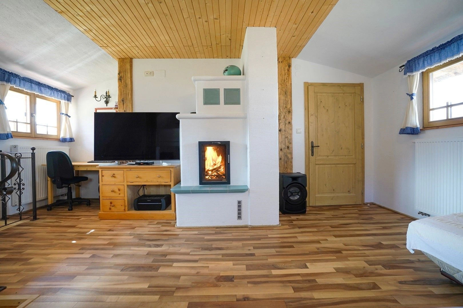 منزل واسع مكون من 3 غرف نوم، بمساحة 242 م²، يقع في ساليسيا، على بعد 15 دقيقة بالسيارة من كلوج نابوكا، وحجم قطعة الأرض 1470 م²، بتصميم ترانسلفاني، تمت الموافقة عليه من قِبل خبراء VelesClub Int. ✅