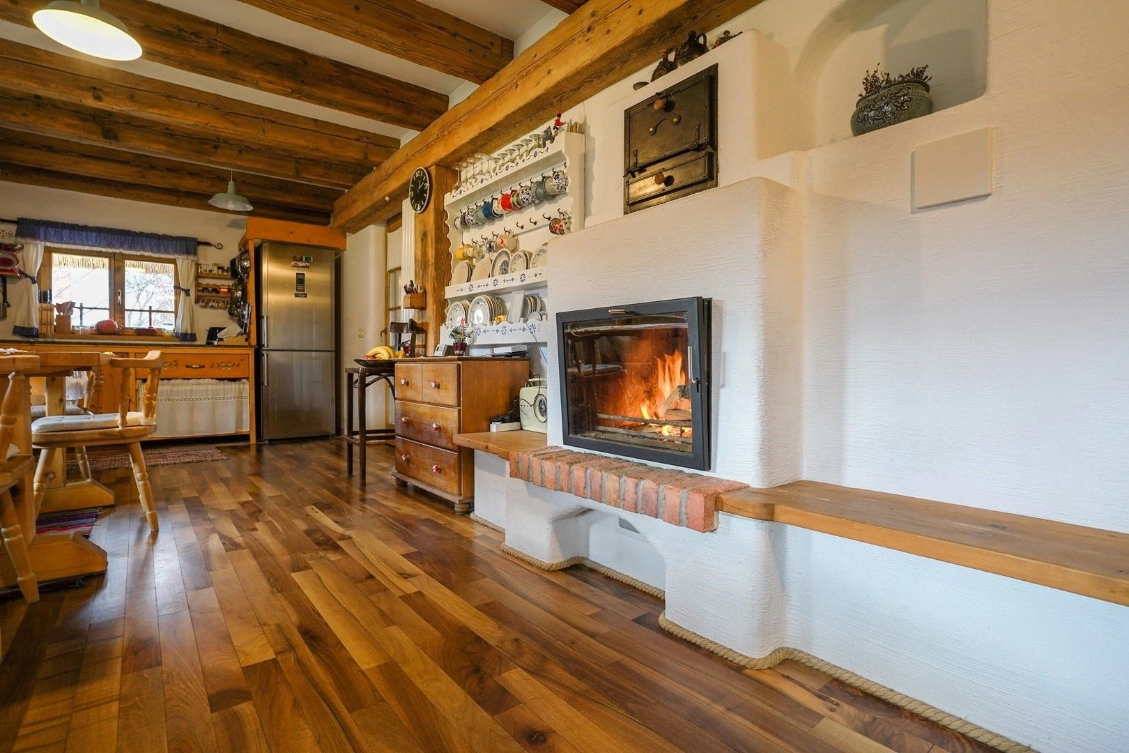 منزل واسع مكون من 3 غرف نوم، بمساحة 242 م²، يقع في ساليسيا، على بعد 15 دقيقة بالسيارة من كلوج نابوكا، وحجم قطعة الأرض 1470 م²، بتصميم ترانسلفاني، تمت الموافقة عليه من قِبل خبراء VelesClub Int. ✅