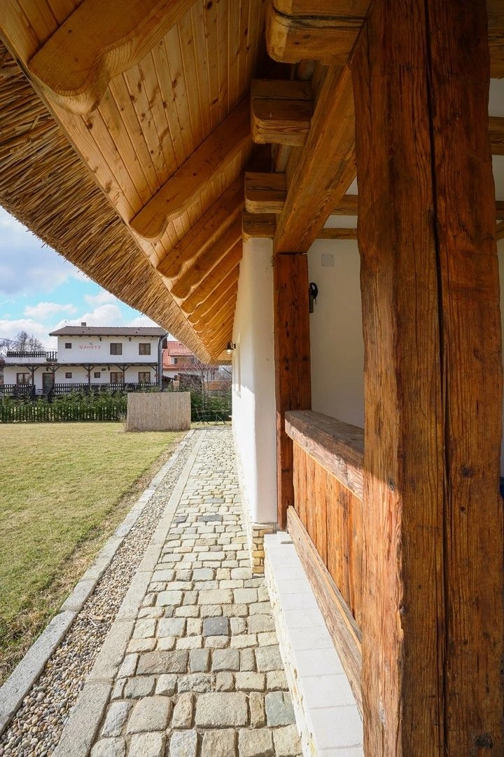 منزل واسع مكون من 3 غرف نوم، بمساحة 242 م²، يقع في ساليسيا، على بعد 15 دقيقة بالسيارة من كلوج نابوكا، وحجم قطعة الأرض 1470 م²، بتصميم ترانسلفاني، تمت الموافقة عليه من قِبل خبراء VelesClub Int. ✅