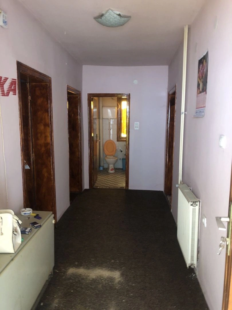 क्रालजेवो, सर्बिया में विस्तृत 2+1 घर